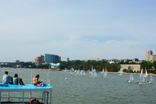 Парусная регата у набережной.