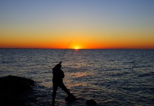 Ловля бычка на Ейской косе, на закате солнца.