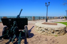 Памятник артиллеристам береговой обороны в Ейске, бетонные основания зениток.