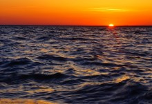 Восход солнца на ракушечном берегу Ейской косы