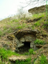 Источник с капотажем в балке у Несветая