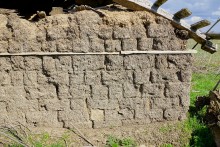 Старый саманный дом