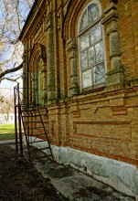 Кирха на берегу реки Ея в поселке Южном, бывшей немецкой колонии Ольгенфельд.