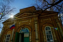 Кирха на берегу реки Ея в поселке Южном, бывшей немецкой колонии Ольгенфельд.