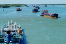 Корабли и рыбаки на Дону у станицы Гниловской