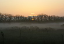 Туман ищет место спрятаться от восходящего солнца.