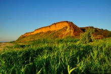 Закат в Семибалках у глиняных обрывов на берегу Азовского моря.