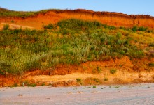 Закат в Семибалках у глиняных обрывов на берегу Азовского моря.