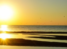 Закат в Семибалках у глиняных обрывов на берегу Азовского моря.