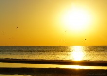 Закат в Семибалках у глиняных обрывов на берегу Азовского моря.