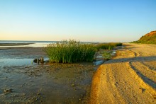 Закат в Семибалках у глиняных обрывов на берегу Азовского моря.