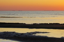 Закат в Семибалках у глиняных обрывов на берегу Азовского моря.