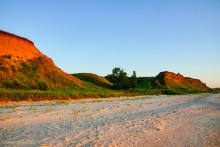 Закат в Семибалках у глиняных обрывов на берегу Азовского моря.