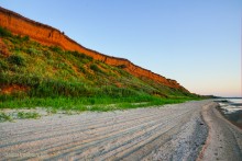 Закат в Семибалках у глиняных обрывов на берегу Азовского моря.
