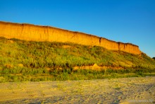 Закат в Семибалках у глиняных обрывов на берегу Азовского моря.
