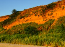 Закат в Семибалках у глиняных обрывов на берегу Азовского моря.