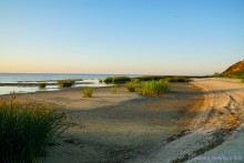 Закат в Семибалках у глиняных обрывов на берегу Азовского моря.