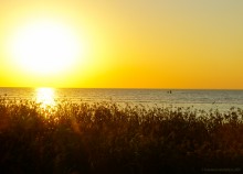 Закат в Семибалках у глиняных обрывов на берегу Азовского моря.