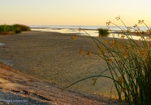 Закат в Семибалках у глиняных обрывов на берегу Азовского моря.