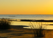 Закат в Семибалках у глиняных обрывов на берегу Азовского моря.