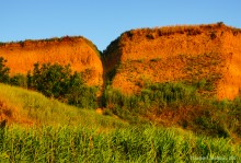 Закат в Семибалках у глиняных обрывов на берегу Азовского моря.