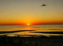 Закат в Семибалках у глиняных обрывов на берегу Азовского моря.