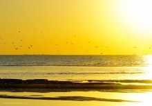 Закат в Семибалках у глиняных обрывов на берегу Азовского моря.