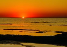 Закат в Семибалках у глиняных обрывов на берегу Азовского моря.