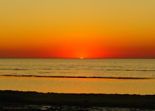 Закат в Семибалках у глиняных обрывов на берегу Азовского моря.