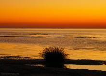 Закат в Семибалках у глиняных обрывов на берегу Азовского моря.