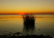 Закат в Семибалках у глиняных обрывов на берегу Азовского моря.