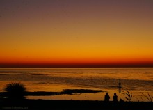 Закат в Семибалках у глиняных обрывов на берегу Азовского моря.