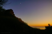 Закат в Семибалках у глиняных обрывов на берегу Азовского моря.