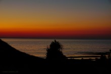 Закат в Семибалках у глиняных обрывов на берегу Азовского моря.