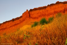 Закат в Семибалках у глиняных обрывов на берегу Азовского моря.