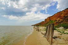 Старый причал и старый баркас в поселке Приазовском