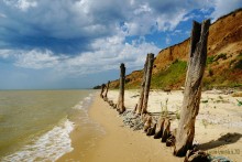 Старый причал и старый баркас в поселке Приазовском
