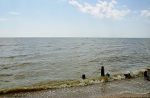 Старый причал и старый баркас в поселке Приазовском