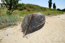 Старый баркас на берегу Таганрогского залива