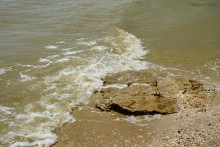 Старый баркас на берегу Таганрогского залива