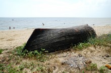 Старый баркас на берегу Таганрогского залива