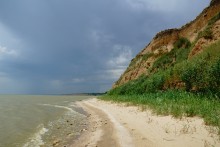 Старый баркас на берегу Таганрогского залива