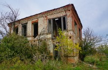 Старый, необычный дом на окраине хутора Чумаковского.