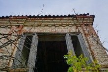 Старый, необычный дом на окраине хутора Чумаковского.