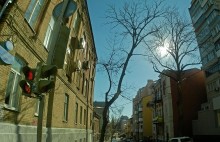 Газетный. Солнце, дома и деревья в феврале.