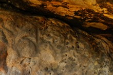 Петроглифы в кварцитовой пещере на Донецком кряже