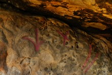 Петроглифы в кварцитовой пещере на Донецком кряже