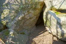 Петроглифы в кварцитовой пещере на Донецком кряже