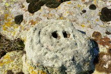 Петроглифы в кварцитовой пещере на Донецком кряже