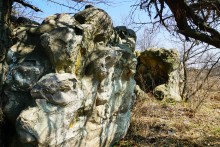 Петроглифы в кварцитовой пещере на Донецком кряже